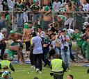 ¡Hinchas invaden la cancha y agreden a ex ‘10′ de la U!