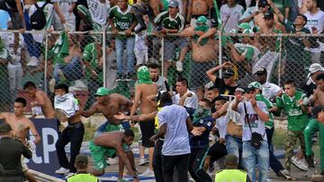 AME9020. TULUÁ (COLOMBIA), 21/09/2022.- Fotografía cedida hoy por el diario colombiano El País que muestra a hinchas del Deportivo Cali mientras invaden la cancha, durante un partido contra el Cortuluá por la jornada 13 del torneo Clausura de la liga colombiana, en el Estadio Doce de Octubre en Tuluá (Colombia). Los hinchas del Deportivo Cali invadieron este miércoles el campo de juego cuando su equipo perdía 0-2 como visitante ante el Cortuluá por la liga colombiana para tratar de agredir al director técnico, Mayer Candelo, y a varios jugadores después de la mala racha que acumula el club en la competición. EFE/ El País/Raúl Palacios /SOLO USO EDITORIAL /NO VENTAS /SOLO DISPONIBLE PARA ILUSTRAR LA NOTICIA QUE ACOMPAÑA (CRÉDITO OBLIGATORIO)