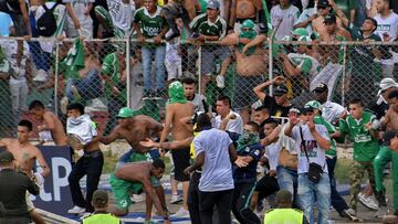 AME9020. TULUÁ (COLOMBIA), 21/09/2022.- Fotografía cedida hoy por el diario colombiano El País que muestra a hinchas del Deportivo Cali mientras invaden la cancha, durante un partido contra el Cortuluá por la jornada 13 del torneo Clausura de la liga colombiana, en el Estadio Doce de Octubre en Tuluá (Colombia). Los hinchas del Deportivo Cali invadieron este miércoles el campo de juego cuando su equipo perdía 0-2 como visitante ante el Cortuluá por la liga colombiana para tratar de agredir al director técnico, Mayer Candelo, y a varios jugadores después de la mala racha que acumula el club en la competición. EFE/ El País/Raúl Palacios /SOLO USO EDITORIAL /NO VENTAS /SOLO DISPONIBLE PARA ILUSTRAR LA NOTICIA QUE ACOMPAÑA (CRÉDITO OBLIGATORIO)
