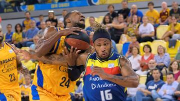 GRAF1142. LAS PALMAS DE GRAN CANARIA, 20/10/2018.- El escolta estadounidense de Herbalife Gran Canaria, Dj Strawberry (i), con el bal&oacute;n ante el base franc&eacute;s del Morabanc Andorra, Andrew Albicy, durante el partido de la quinta jornada de la Liga Endesa disputado hoy en el Gran Canaria Arena. EFE/&Aacute;ngel Medina G.