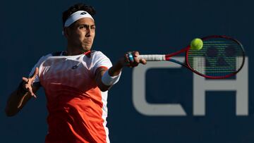 Flushing Meadows (United States), 31/08/2022.- Alejandro Tabilo of Chile hits a return to J.J. Wolf of the US during their second round match of the US Open Tennis Championships at the USTA National Tennis Center in the Flushing Meadows, New York, USA, 31 August 2022. The US Open runs from 29 August through 11 September. (Tenis, Abierto, Estados Unidos, Nueva York) EFE/EPA/JUSTIN LANE