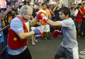 El boxeador filipino y campeón mundial en ocho divisiones Manny Pacquiao entrena frente periodistas, en el club de boxeo Wild Card, en Hollywood, California (EE.UU.). Pacquiao se enfrentará a Floyd Mayweather Jr. en una pelea por el título mundial unificado peso welter, en Las Vegas, el próximo 2 de mayo.