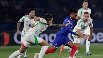 France's forward #14 Michael Olise fights for the ball with Italy's defender #05 Riccardo Calafiori (L) during the UEFA Nations League Group A2 football match between France and Italy at the Parc des Princes in Paris on September 6, 2024. (Photo by STEPHANE DE SAKUTIN / AFP)