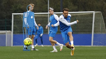 El lateral italiano Giacomo Quagliata golpea el balón durante un entrenamiento del Deportivo.
