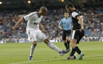 Fabinho pugna una balón con Isco en su debut con el conjunto merengue.