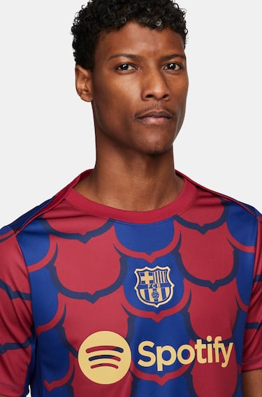 El Horóscopo Chino establece que el 2024 se celebrará el Año del Dragón. Este ser mitológico simboliza el poder espiritual supremo. El club blaugrana ha querido transmitir a toda su afición asiática sus mejores deseos para este nuevo período con una nueva línea de ropa deportiva inspirada en la celebración del Año del Dragón. Se trata de un conjunto de prendas formado por una camiseta Prematch, una Anthem Jacket y dos chándales.