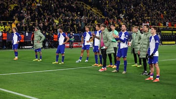 Los jugadores del Atlético dan las gracias a la afición desplazada a Dortmund.