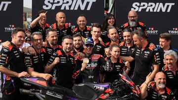 Maverick Vi?ales con su equipo Aprilia.