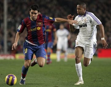 Deco, exjugador del Barcelona, y Robinho, exjugador del Madrid.