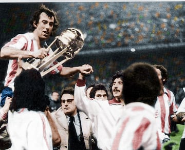 01/04/75 PARTIDO ATLETICO DE MADRID - INDEPENDIENTE ALEGRIA CELEBRACION CAMPEONES INTERCONTINENTAL 
ADELARDO TROFEO 
PUBLICADA 10/04/15 NA MA10 1COL