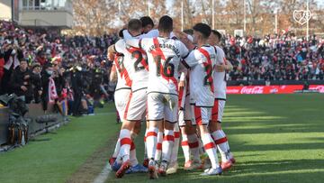 Los jugadores del Rayo celebran un gol.