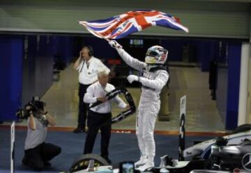 El piloto británico de Mercedes-AMG Lewis Hamilton gana el GP de Abu Dhabi en el circuito de Yas Marina y se proclama por segunda vez  campeón del mundo de Fórmula Uno.