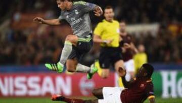 James Rodríguez disputa un balón con Antonio Rudiger durante el partido de Champions League entre Roma y Real Madrid.