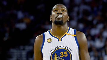 OAKLAND, CA - OCTOBER 25: Kevin Durant #35 of the Golden State Warriors looks on against the San Antonio Spurs during the third quarter in an NBA basketball game at ORACLE Arena on October 25, 2016 Oakland, California. NOTE TO USER: User expressly acknowledges and agrees that, by downloading and or using this photograph, User is consenting to the terms and conditions of the Getty Images License Agreement. Thearon W. Henderson/Getty Images/AFP
== FOR NEWSPAPERS, INTERNET, TELCOS & TELEVISION USE ONLY ==