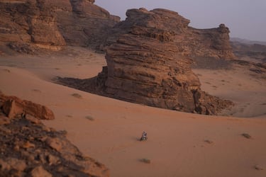 El piloto Skyler Howes compite durante la tercera etapa del Rally Dakar.