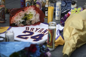 Seguidores de los Los Angeles Lakers y del mundo del baloncesto en general se han reunido en los alrededores del Staples para dar el último adiós a Kobe.