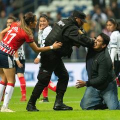 Invasión de cancha en el duelo entre Monterrey y Chivas