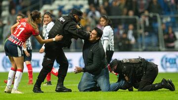 Al finalizar el partido de cuartos de final de la Liga MX Femenil, un grupo de aficionados se metieron a la cancha del BBVA, por lo que los cuerpos de seguridad del estadio tuvieron que intervenir.