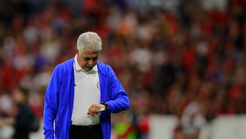 AME433. GUADALAJARA (M?XICO), 01/07/2023.- Ricardo Ferretti entrenador de Cruz Azul reacciona hoy, durante el partido de la jornada 1 del torneo apertura 2023 de la liga del f¨²tbol mexicano disputado en el estadio Jalisco, en Guadalajara (M¨¦?xico).EFE/ Francisco Guasco