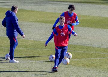 El jugador danés durante su primer entrenamiento como jugador rojiblanco. 