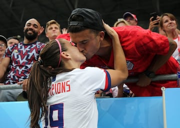 Alex Morgan está considerada una de las mejores jugadoras del mundo. La estadounidense, de 31 años y actual jugadora del Tottenham Hotspur, fue una de las piezas clave para su Selección ganase el Mundial en 2019. En el plano sentimental, Alex comparte pasión con su marido, Servando Carrasco. También estadounidense y futbolista, con quien se casó en el año 2015 y en 2020 tuvieron su primera hija. Durante años, ambos coincidieron jugando en Orlando. Ahora, Carrasco juega en el Fort Lauderdale, el equipo suplente del Inter Miami (MLS)