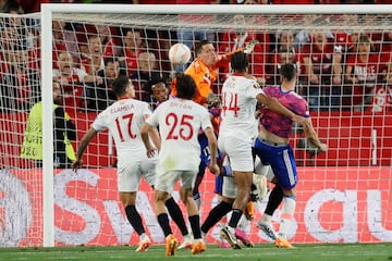 SEVILLA, 18/05/2023.- El guardameta polaco de la Juventus Wojciech Szczesny (c) despeja un baln durante el partido de vuelta de semifinales de la Liga Europa que Sevilla FC y Juventus juegan este jueves en el estadio Snchez-Pizjun, en Sevilla. EFE/Jos Manuel Vidal
