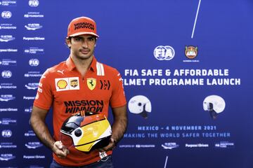 Carlos Sainz presentó el primer casco de la FIA para el GP de México