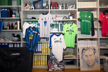 Desde entonces, incontables recuerdos, anécdotas, como la botella de Dom Pérignon que se bebieron para celebrar el 0-3 de la Atalanta al Liverpool en Europa League. Una botella que Paolo guarda con cariño en su oficina. Un pequeño museo con más de 100 elásticas originales: “Todas son camisetas de partidos, las que llevaron los jugadores”.