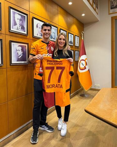 Álvaro Morata y Alice Campello, posan con la camiseta del Galatasaray.