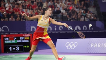 PARÍS, 04/08/2024.- La jugadora española Carolina Marín devuelve el volante a la china Bing Jiao He durante su partido de semifinales de bádminton femenino individual de los Juegos Olímpicos de París en el pabellón a Chapelle Arena este domingo en la capital francesa. EFE/ Miguel Gutiérrez