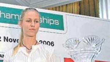 <b>A POR ELLA. </b>Dementieva, ayer ante la copa de campeona.