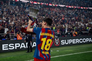 Los jugadores del FC Barcelona celebran sobre el terreno de juego la victoria en la final de la Supercopa de España.