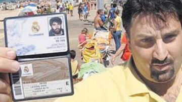 <b>ENFADO. </b>José Raúl García mostraba su carnet ayer por la mañana en la playa Victoria de Cádiz.
