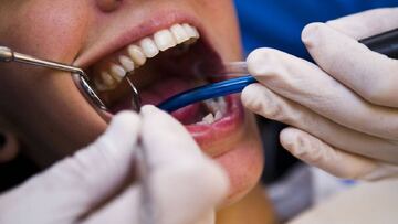 Una dentista alerta del aumento de dientes rotos por la COVID-19