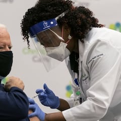 Joe Biden recibe vacuna contra el coronavirus ante las cámaras de televisión