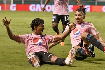 Deportivo Cali y Millonarios protagonizaron el regreso de la Liga Betplay tras el parón por la pandemia de COVID-19. El encuentro terminó en empate 1-1 y en la primera parte tuvo que ser suspendido por una Tormenta Eléctrica.
