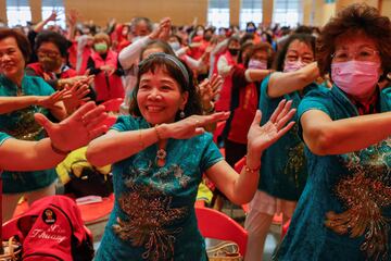 Un grupo de mujeres bailan juntas para celebrar el Día Internacional de la Mujer en la ciudad de New Taipei, Taiwán.