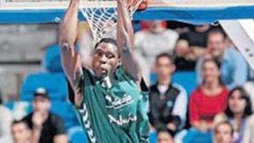 <b>ACROBACIA. </b>Espectacular mate del francés Florent Pietrus.