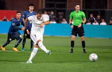 San Francisco (United States), 27/07/2022.- Real Madrid midfielder Eden Hazard (2-L), takes a penalty shot against Club America, during the second half of their soccer friendly match at Oracle Park, in San Francisco, California, USA, 26 July 2022. (Futbol, Amistoso, Estados Unidos) EFE/EPA/D. ROSS CAMERON
