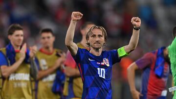 Osijek (Croatia), 08/09/2024.- Luka Modric of Croatia (C) greets supporters after winning the UEFA Nations League group A soccer match between Croatia and Poland, in Osijek, Croatia, 08 September 2024. (Croacia, Polonia) EFE/EPA/Piotr Nowak POLAND OUT