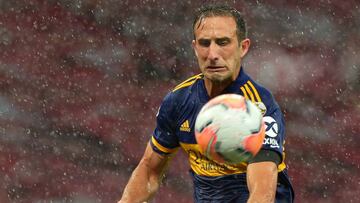 JJPANA7954. PORTOALEGRE (BRASIL), 02/12/2020.- Yuri Monteiro (abajo) de Internacional disputa un balón con Carlos Izquierdoz de Boca hoy, en un partido de los octavos de final de la Copa Libertadores entre Internacional y Boca Juniors en el estadio Beira-Rio en Portoalegre (Brasil). EFE/SILVIO AVILA POOL