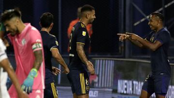 Boca Juniors' Colombian forward Sebastian Villa (R) celebrates with his teammate Colombian midfielder Edwin Cardona (C) after scoring the team's second goal against Velez Sarsfield during their Argentine Professional Football League match at La Bombonera stadium in Buenos Aires, on March 7, 2021. (Photo by ALEJANDRO PAGNI / AFP)