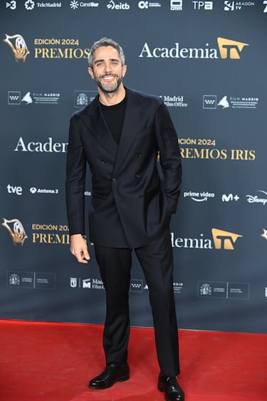 Roberto Leal posa en la alfombra roja de los Premios Iris 2024, los galardones organizados por la Academia de la Televisión.
