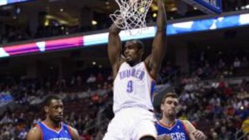Serge Ibaka machaca el aro de los Sixers.