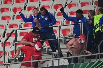 Brutal pelea entre los ultras del Niza y del Colonia en el partido de Conference League que ha dejado siete heridos, dos de ellos graves.  