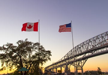 La frontera entre Canadá y Estados Unidos constituye el límite territorial más largo del mundo compartido entre dos países. Está trazada siguiendo una línea recta imaginaria, que se extiende a lo largo del paralelo 49. Su longitud es de 8891 km. El estado estadounidense que cuenta con más kilómetros de frontera es Alaska seguida de Míchigan y Maine. 