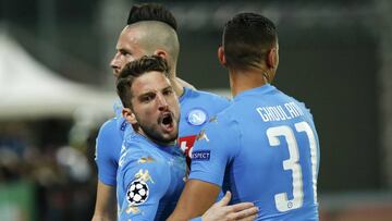 Mertens celebrando el tanto que abrió el partido en San Paolo.