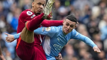 Manchester (United Kingdom), 10/04/2022.- Fabinho (L) of Liverpool in action against Phil Foden (R) of Manchester City during the English Premier League soccer match between Manchester City and Liverpool FC in Manchester, Britain, 10 April 2022. (Reino Unido) EFE/EPA/ANDREW YATES EDITORIAL USE ONLY. No use with unauthorized audio, video, data, fixture lists, club/league logos or 'live' services. Online in-match use limited to 120 images, no video emulation. No use in betting, games or single club/league/player publications