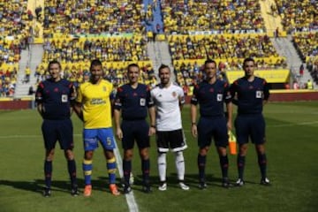 El árbitro Pérez Montero acompañado por sus asistentes Matías Caballero y Hernández Labella, el cuarto árbitro Pérez Peraza y los capitanes David García y Paco Alcácer. 