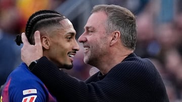 BARCELONA, 15/03/2026.- El entrenador del FC Barcelona, Hansi Flick, felicita al delantero del conjunto Raphinha (i) durante el partido de LaLiga entre el Barcelona y el Sevilla disputado en el Camp Nou en Barcelona, este domingo. EFE/ Enric Fontcuberta